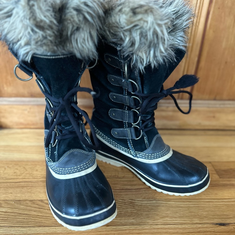 SOREL Joan of Arctic boots. Size 9.
